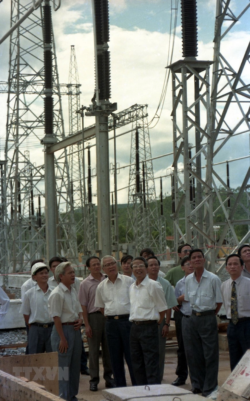 Chiều 12-7-1994, Thủ tướng Võ Văn Kiệt đến thăm, kiểm tra hoạt động của trạm biến áp 500KV đường dây cao thế Bắc-Nam ở cầu Đò (TP Đà Nẵng). Ảnh: TTXVN 