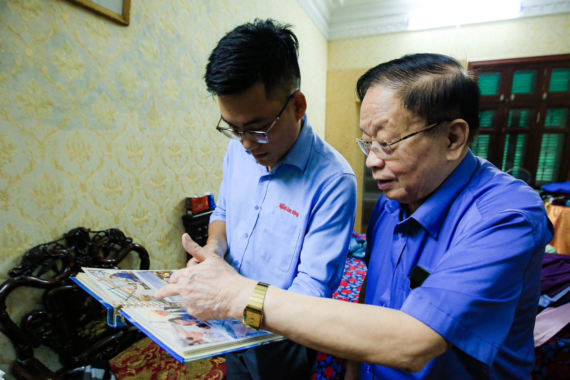  Ông Trần Viết Ngãi (bìa phải) giới thiệu các bức ảnh chụp cùng Thủ tướng Võ Văn Kiệt trên công trường. Ảnh: HỮU THẮNG