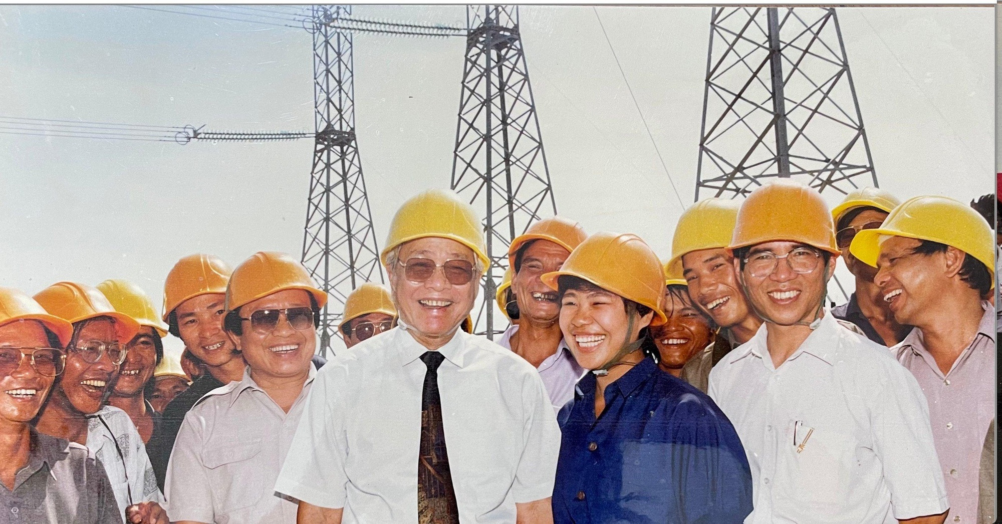 Thủ tướng Võ Văn Kiệt chụp hình kỷ niệm cùng cán bộ, kỹ sư, công nhân thi công đường dây 500KV Bắc - Nam. Ảnh: Tư liệu