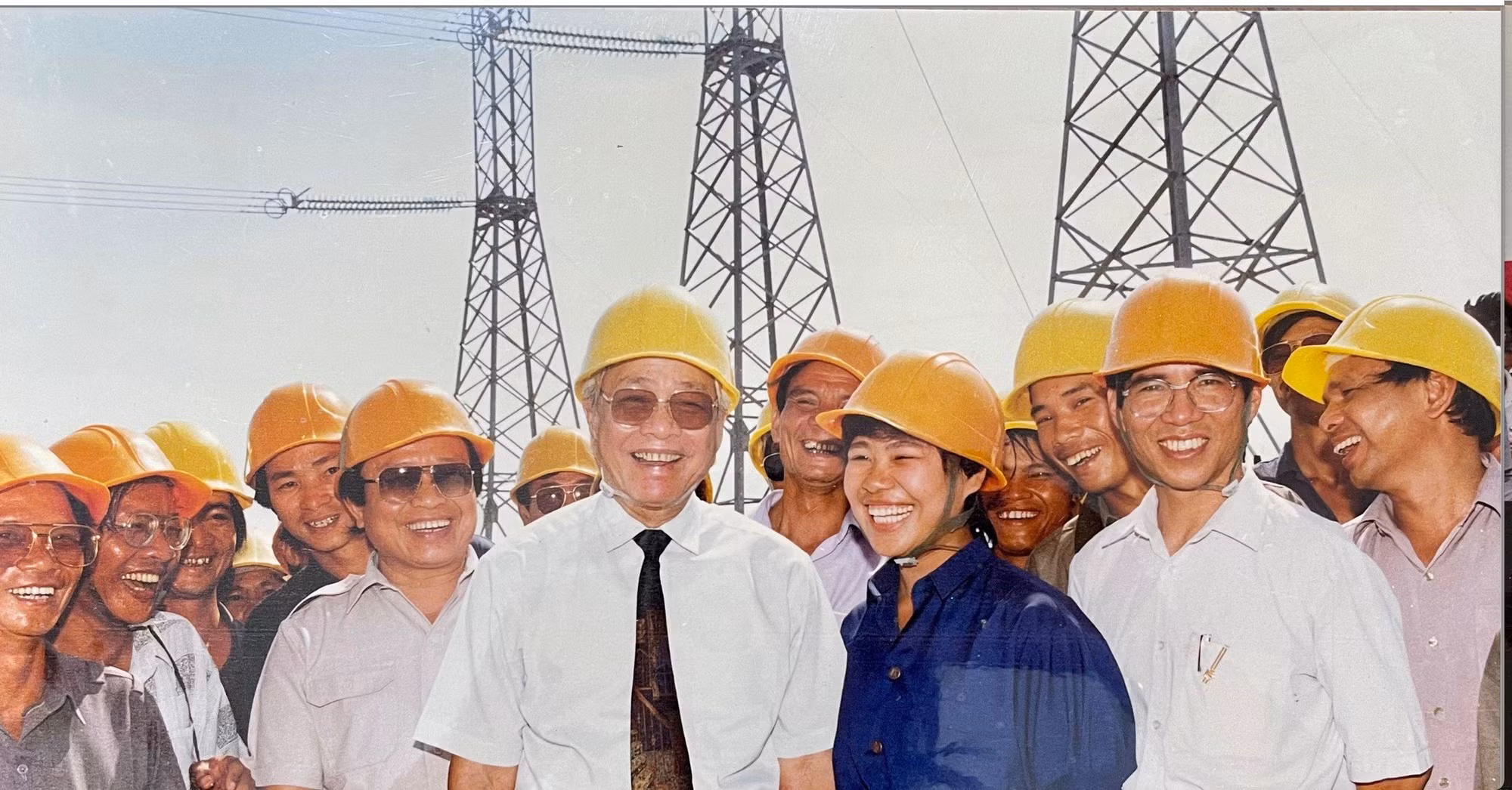 Thủ tướng Võ Văn Kiệt chụp hình kỷ niệm cùng cán bộ, kỹ sư, công nhân thi công đường dây 500KV Bắc - Nam. Ảnh: Tư liệu