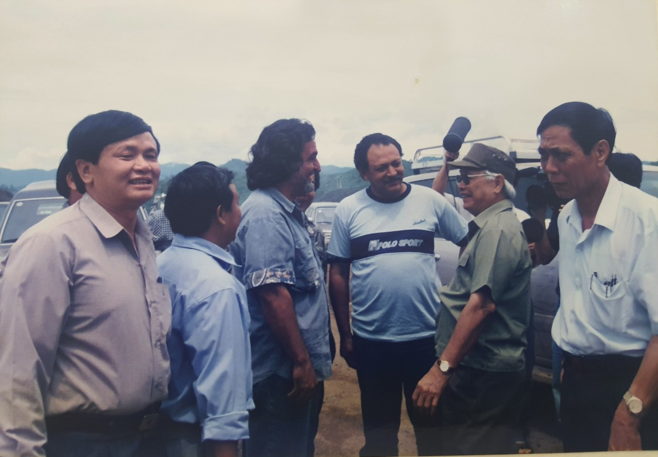 Thủ tướng Võ Văn Kiệt trao đổi với tư vấn giám sát Cu Ba khi thị sát đường Hồ Chí Minh. Ảnh: Tư liệu Thủ tướng Võ Văn Kiệt trao đổi với tư vấn giám sát Cu Ba khi thị sát đường Hồ Chí Minh. Ảnh: Tư liệu