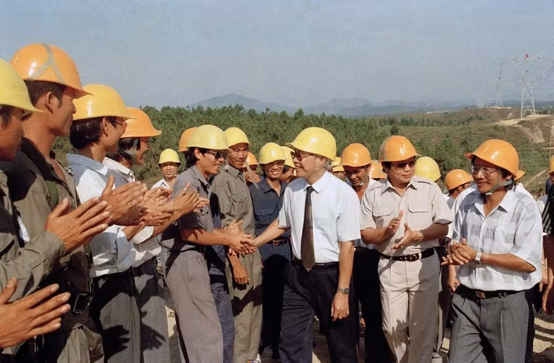 Thủ tướng Võ Văn Kiệt thăm cán bộ, công nhân Công ty Xây lắp điện 3 đang thi công tuyến đường dây 500kV, tháng 5-1993. Ảnh: TTXVN
