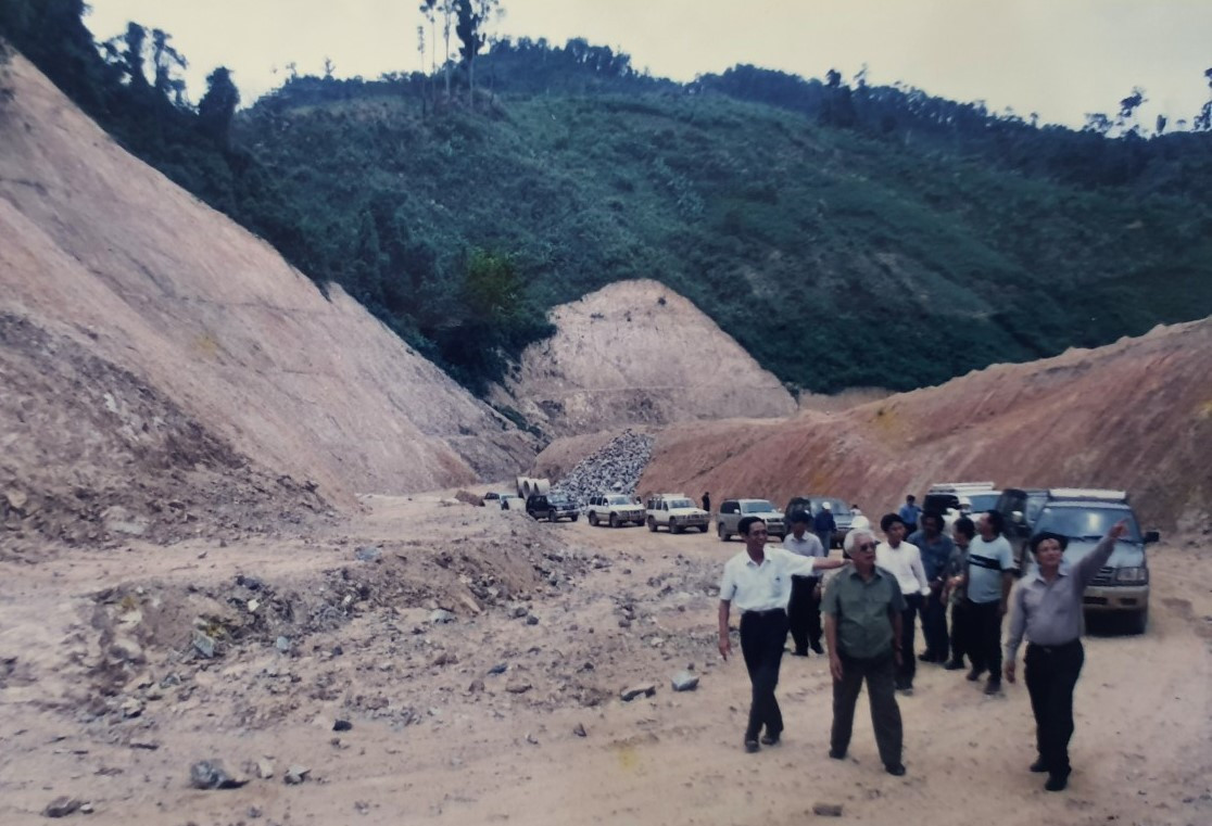 Thủ tướng Võ Văn Kiệt thị sát đường Hồ Chí Minh tại Cổng Trời - Quảng Nam. Ảnh: Tư liệu Thủ tướng Võ Văn Kiệt thị sát đường Hồ Chí Minh tại Cổng Trời - Quảng Nam. Ảnh: Tư liệu