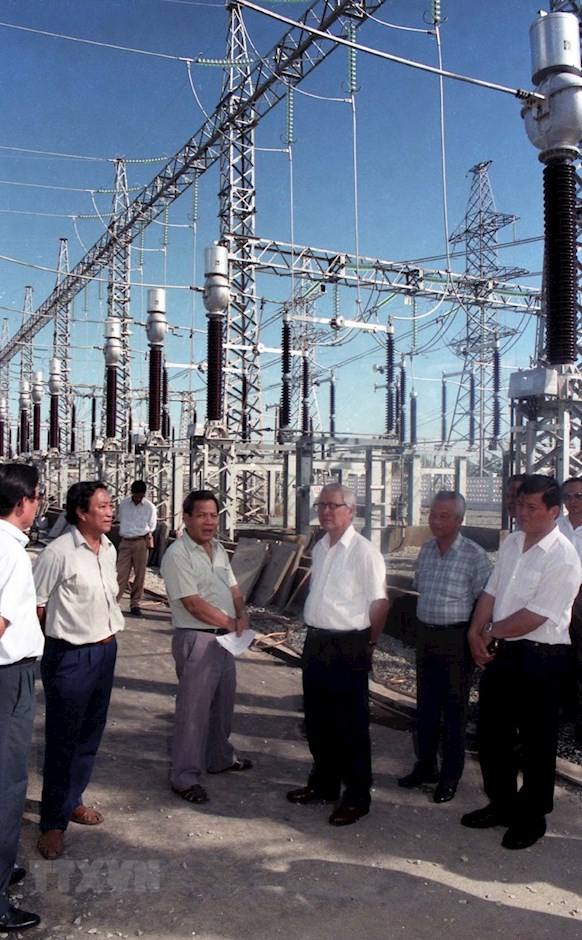 Chiều 20-5-1994, Thủ tướng Võ Văn Kiệt (thứ 3 từ phải sang) đến thăm trạm biến áp Phú Lâm (TP HCM), trạm cuối cùng của tuyến đường dây 500 kV Bắc-Nam. Ảnh: TTXVN