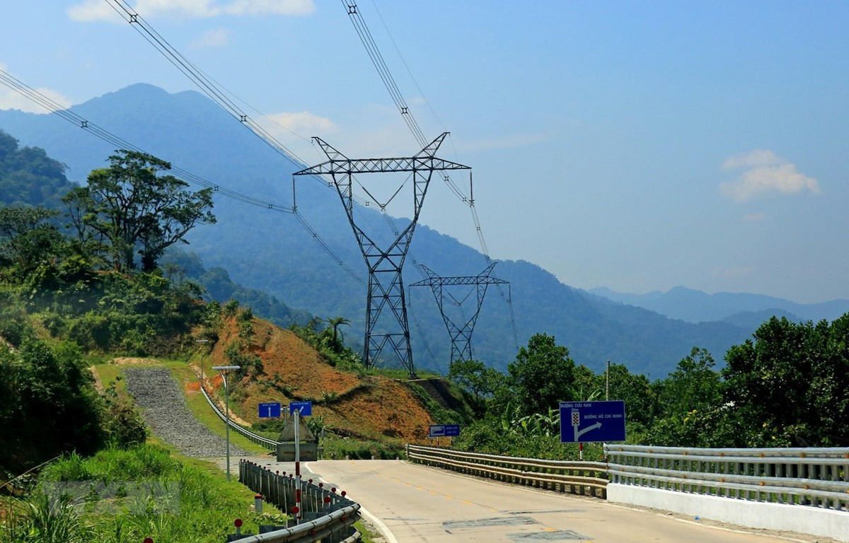 Đường dây 500KV đi qua địa bàn tỉnh Quảng Nam. Ảnh: TTXVN