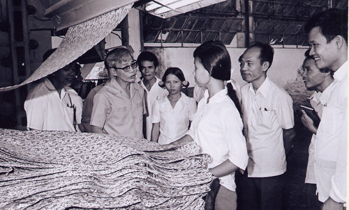 Bí thư Thành ủy TP HCM Võ Văn Kiệt thăm Nhà máy dệt Việt Thắng. Ảnh: tư liệu