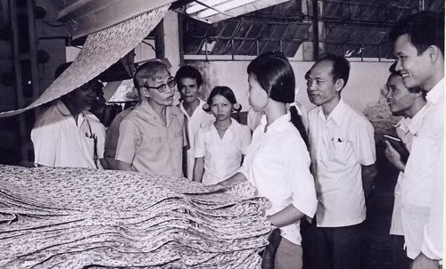 Bí thư Thành ủy TP HCM Võ Văn Kiệt thăm Nhà máy dệt Việt Thắng. Ảnh: tư liệu