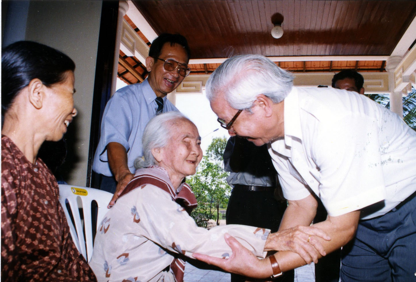 Thủ tướng Võ Văn Kiệt gặp gỡ các cán bộ lão thành cánh mạng và các Mẹ Việt Nam Anh hùng ở huyện Bình Chánh, TP HCM vào tháng 5-1995. Ảnh: TTXVN