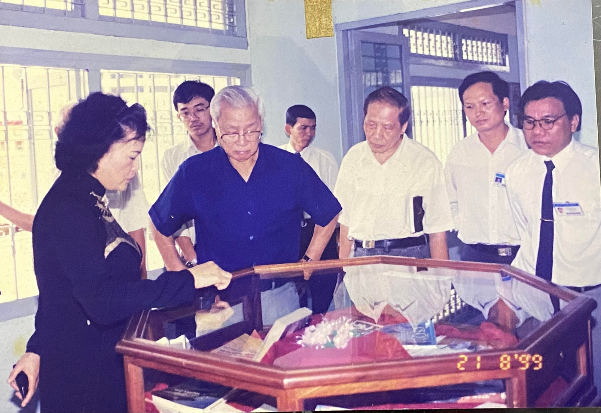 Ông Trần Hữu Phước (hàng đầu, thứ ba từ phải sang) trong một lần tháp tùng Thủ tướng Võ Văn Kiệt (thứ 2 từ trái sang) thăm một bảo tàng ở TP HCM năm 1999. Khi ấy ông Võ Văn Kiệt là cố vấn Ban Chấp hành Trung ương Đảng Ảnh: TƯ LIỆU