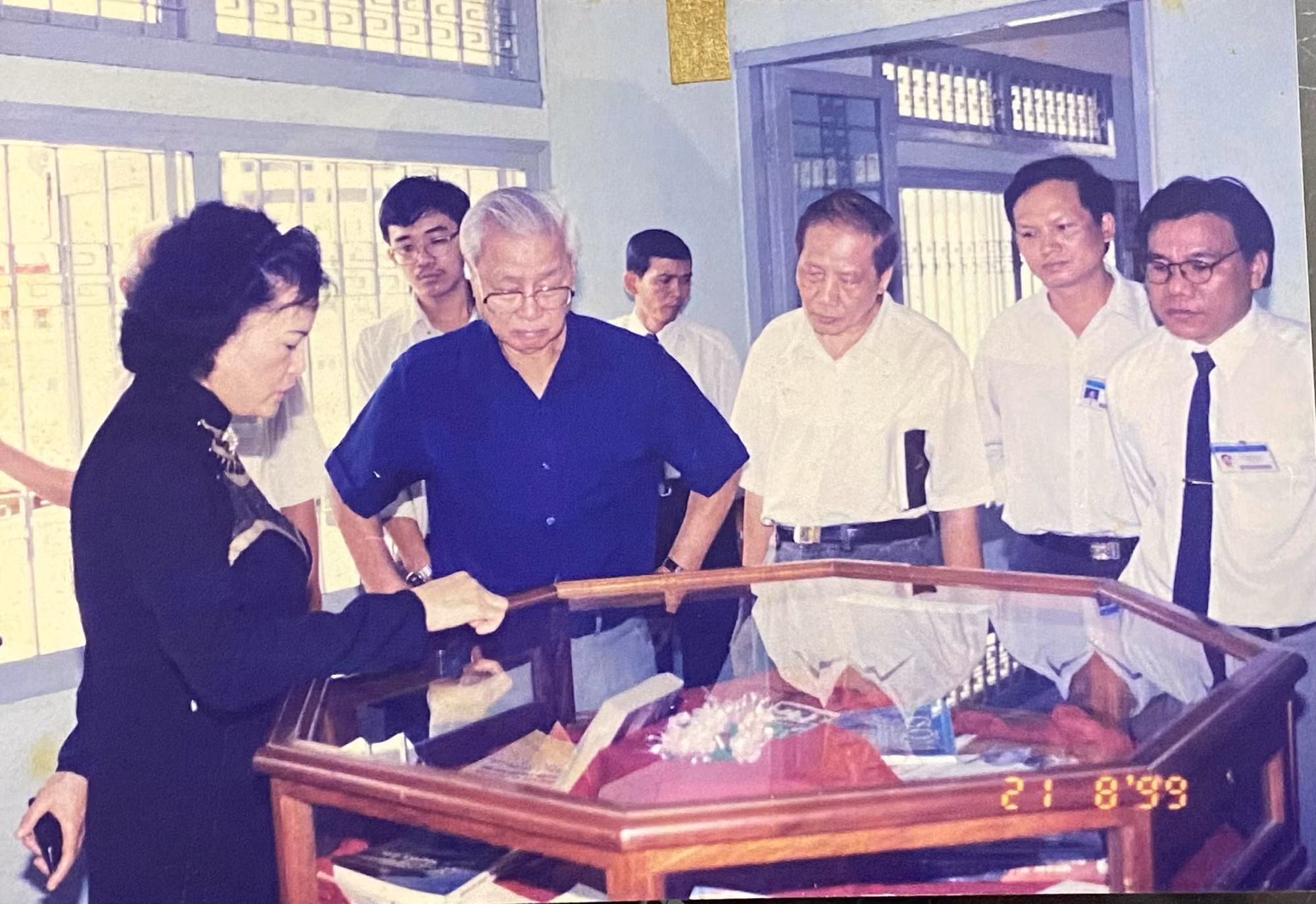 Ông Trần Hữu Phước (hàng đầu, thứ ba từ phải sang) trong một lần tháp tùng Thủ tướng Võ Văn Kiệt (thứ 2 từ trái sang) thăm một bảo tàng ở TP HCM năm 1999. Khi ấy ông Võ Văn Kiệt là cố vấn Ban Chấp hành Trung ương Đảng Ảnh: TƯ LIỆU