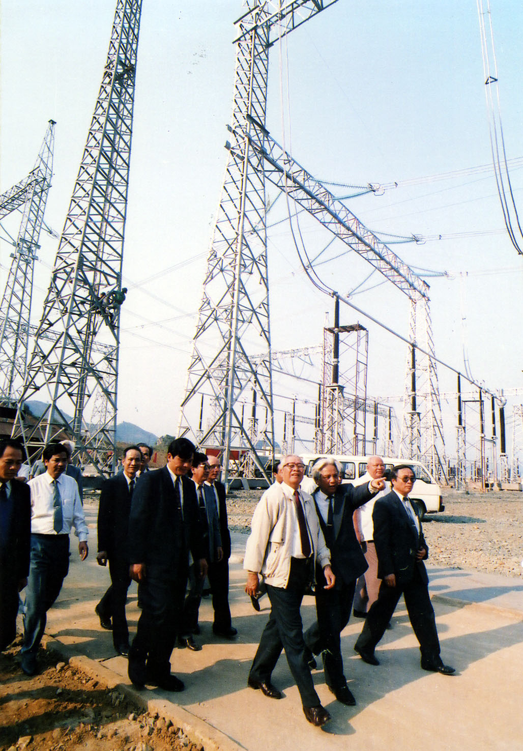  Thủ tướng Võ Văn Kiệt kiểm tra công trường xây dựng trạm biến áp 500KV Hòa Bình tháng 3-1994. Ảnh TTXVN