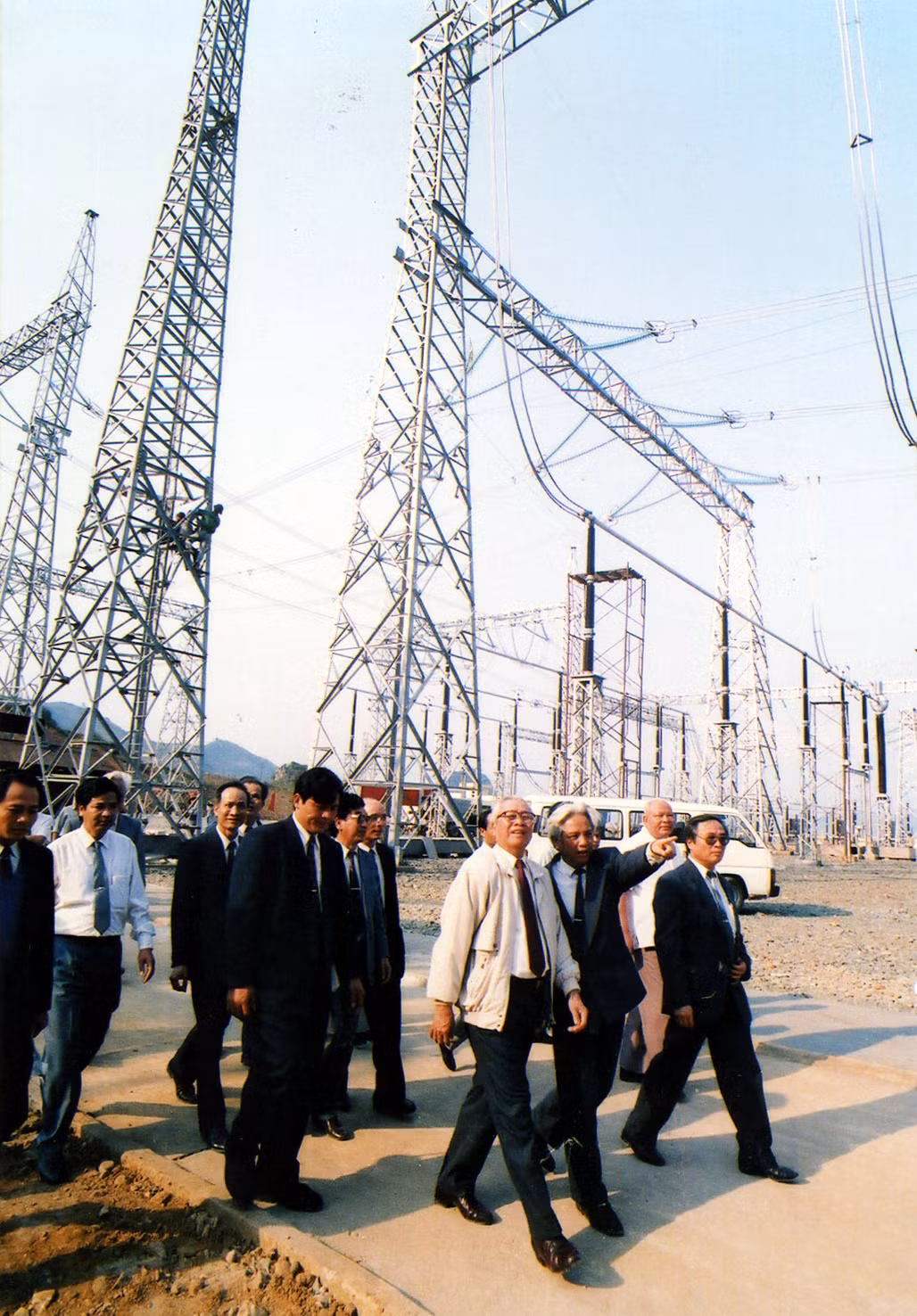  Thủ tướng Võ Văn Kiệt kiểm tra công trường xây dựng trạm biến áp 500KV Hòa Bình tháng 3-1994. Ảnh TTXVN