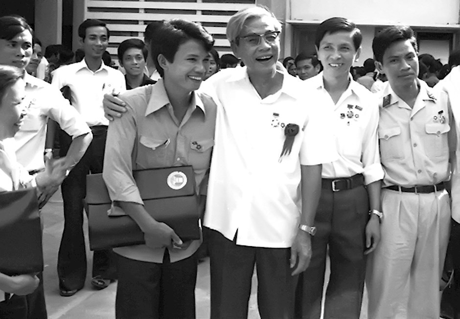 Ông Võ Văn Kiệt với thanh niên TP HCM. Ảnh: Tư liệu