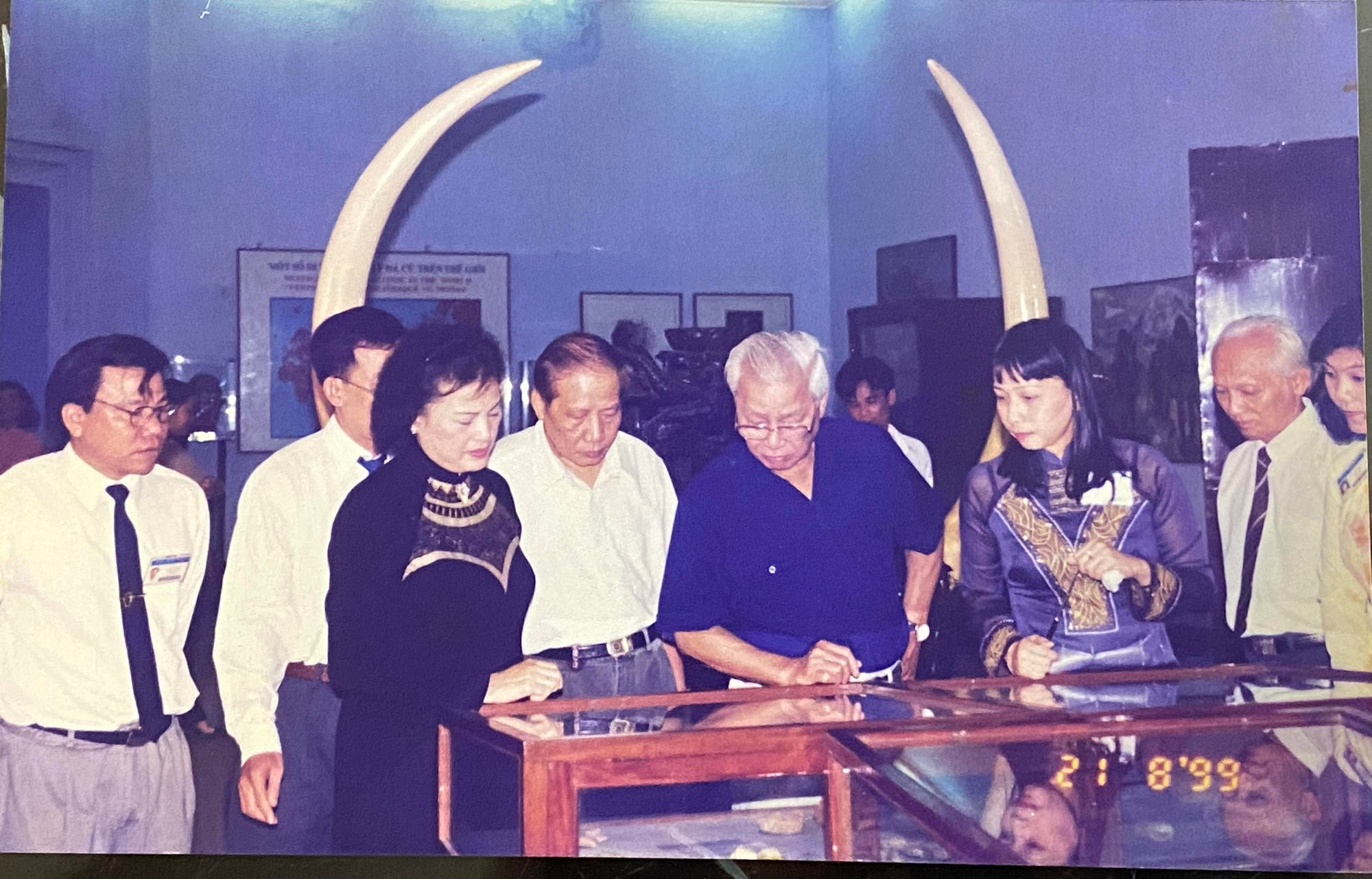 Thủ tướng Võ Văn Kiệt thăm một bảo tàng ở TP HCM năm 1999. Khi ấy ông Võ Văn Kiệt là cố vấn Ban chấp hành Trung ương Đảng. Ảnh: Tư liệu