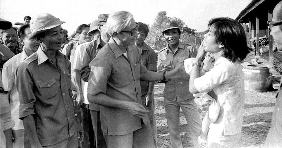 Thủ tướng Võ Văn Kiệt thăm gia đình đội viên TNXP tại Đắk Nông.