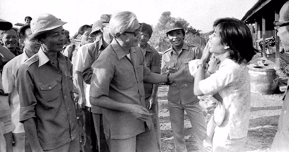 Thủ tướng Võ Văn Kiệt thăm gia đình đội viên TNXP tại Đắk Nông.