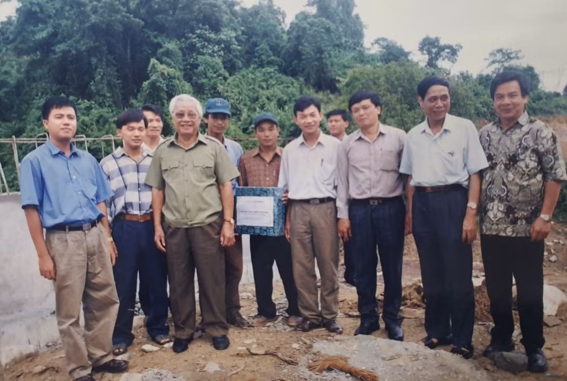  Thủ tướng Võ Văn Kiệt tặng quà, chụp hình kỷ niệm cùng cán bộ, kỹ sư, công nhân thi công đường Hồ Chí Minh. Ảnh: Tư liệu