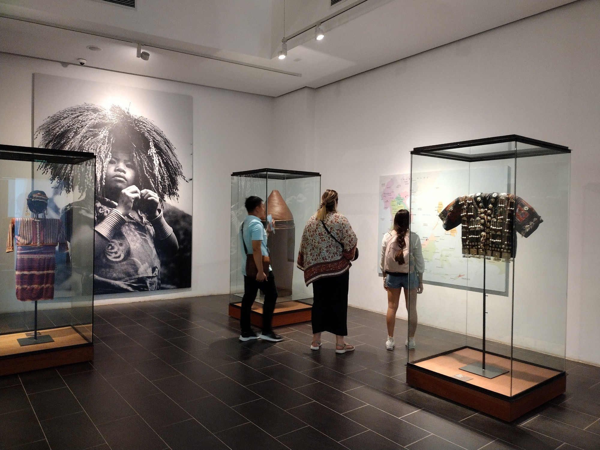 Du khách tham quan Bảo tàng Dân tộc học Việt Nam. Ảnh: HẢI NGUYỄN Du khách tham quan Bảo tàng Dân tộc học Việt Nam. Ảnh: HẢI NGUYỄN