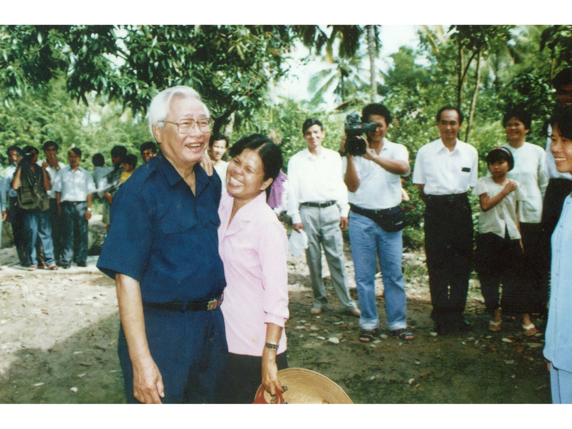 Thủ tướng Võ Văn Kiệt với người dân quê hương xã Trung Hiệp, huyện Vũng Liêm, tỉnh Vĩnh Long. Ảnh: Bảo tàng Vĩnh Long