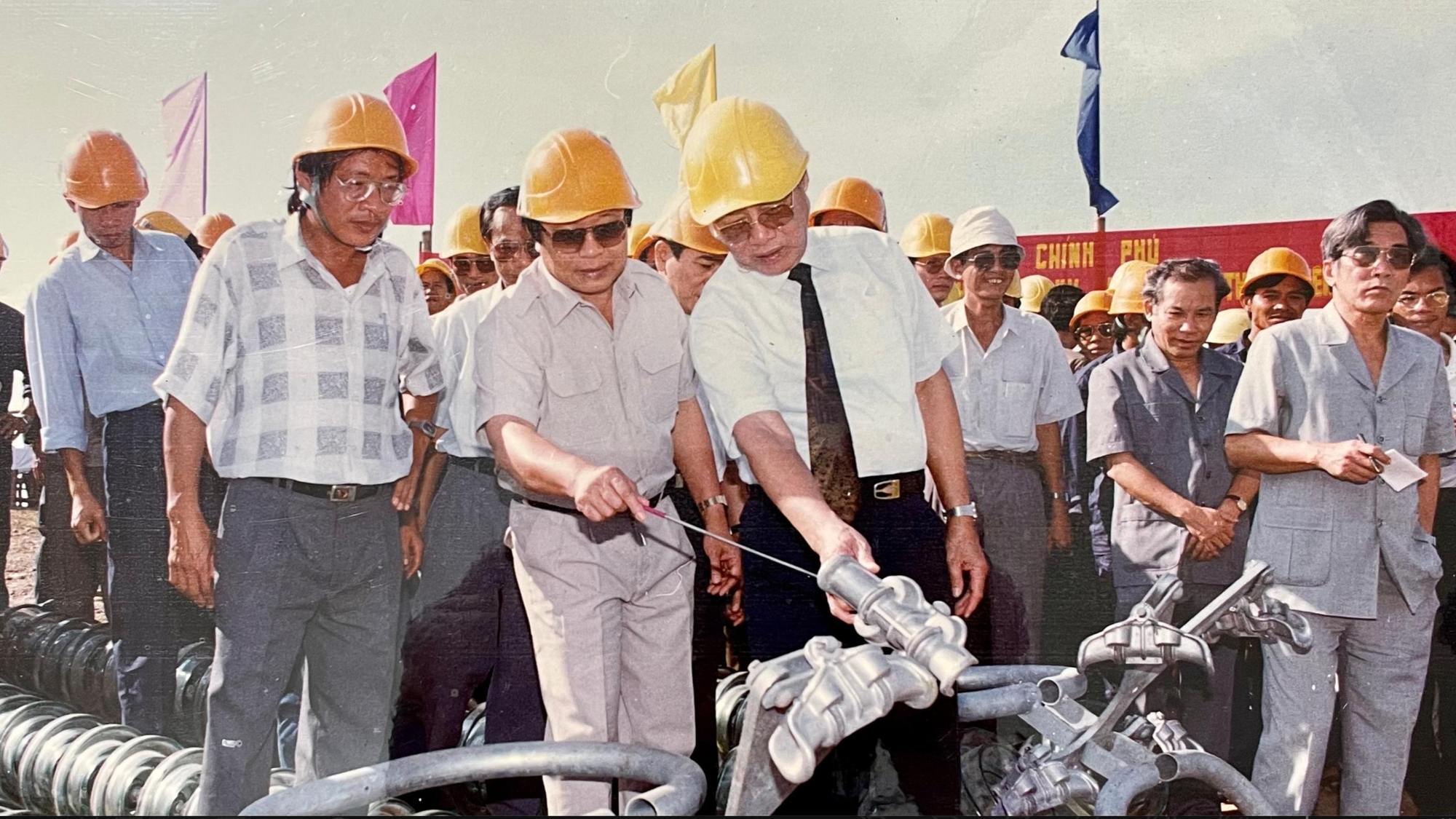 Thủ tướng Võ Văn Kiệt thị sát công trường thi công đường dây 500KV Bắc - Nam. Ảnh: Tư liệu