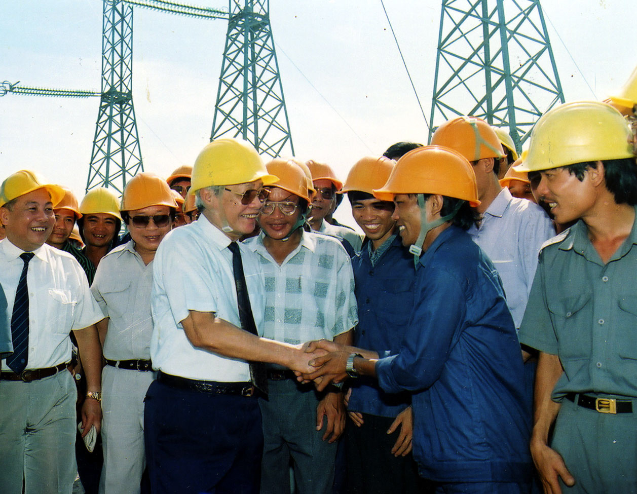 Thủ tướng Võ Văn Kiệt thăm cán bộ và công nhân Công ty Xây lắp điện 3 đang thi công đường dây 500 KV Bắc - Nam tháng 5-1993. Ảnh: TTXVN