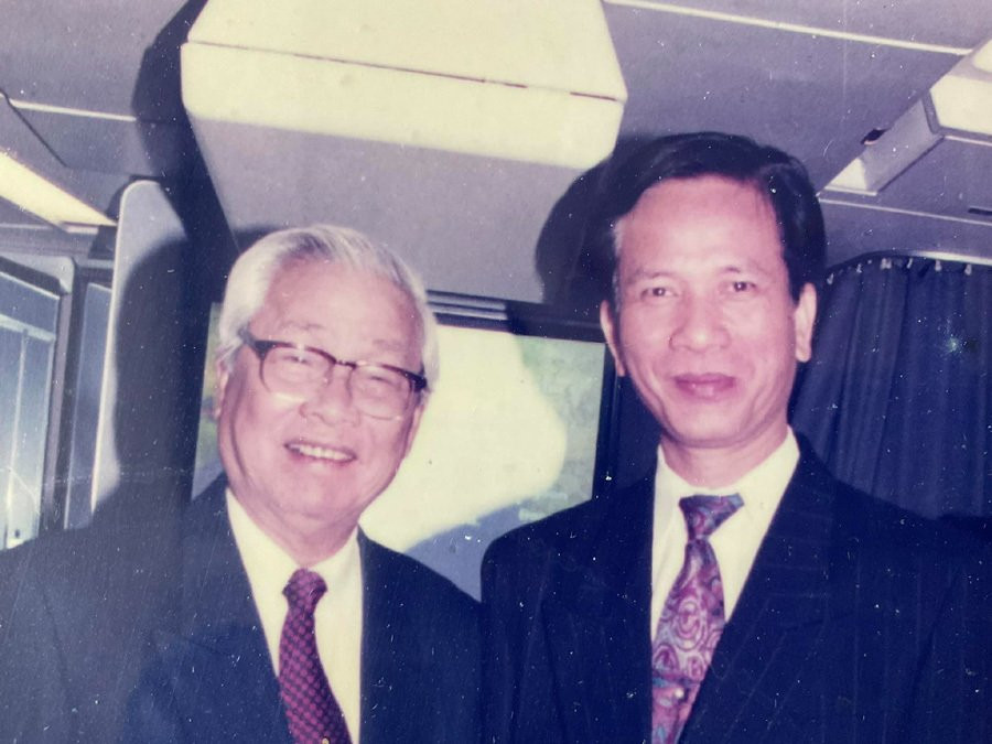 Ông Võ Hồng Phúc (bìa phải) tháp tùng Thủ tướng Võ Văn Kiệt trong chuyến công tác châu Âu năm 1993. Ông Võ Hồng Phúc (bìa phải) tháp tùng Thủ tướng Võ Văn Kiệt trong chuyến công tác châu Âu năm 1993.