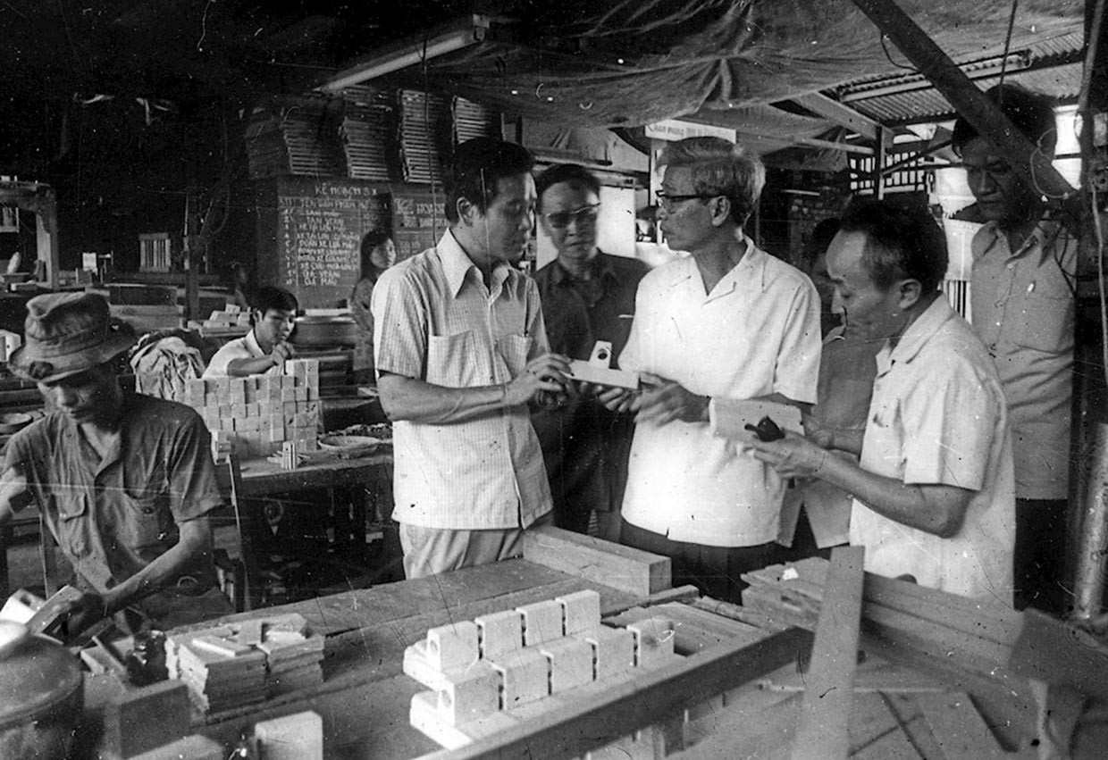 Bí thư Thành ủy TP HCM Võ Văn Kiệt đến thăm một số cơ sở sản xuất đồ chơi và học cụ cho trẻ em của TP HCM, ngày 25-5-1979