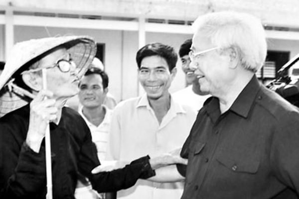 Thủ tướng Võ Văn Kiệt trong lần về thăm tỉnh Vĩnh Long. Ảnh: Tư liệu