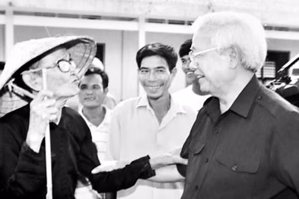 Thủ tướng Võ Văn Kiệt trong lần về thăm tỉnh Vĩnh Long. Ảnh: Tư liệu