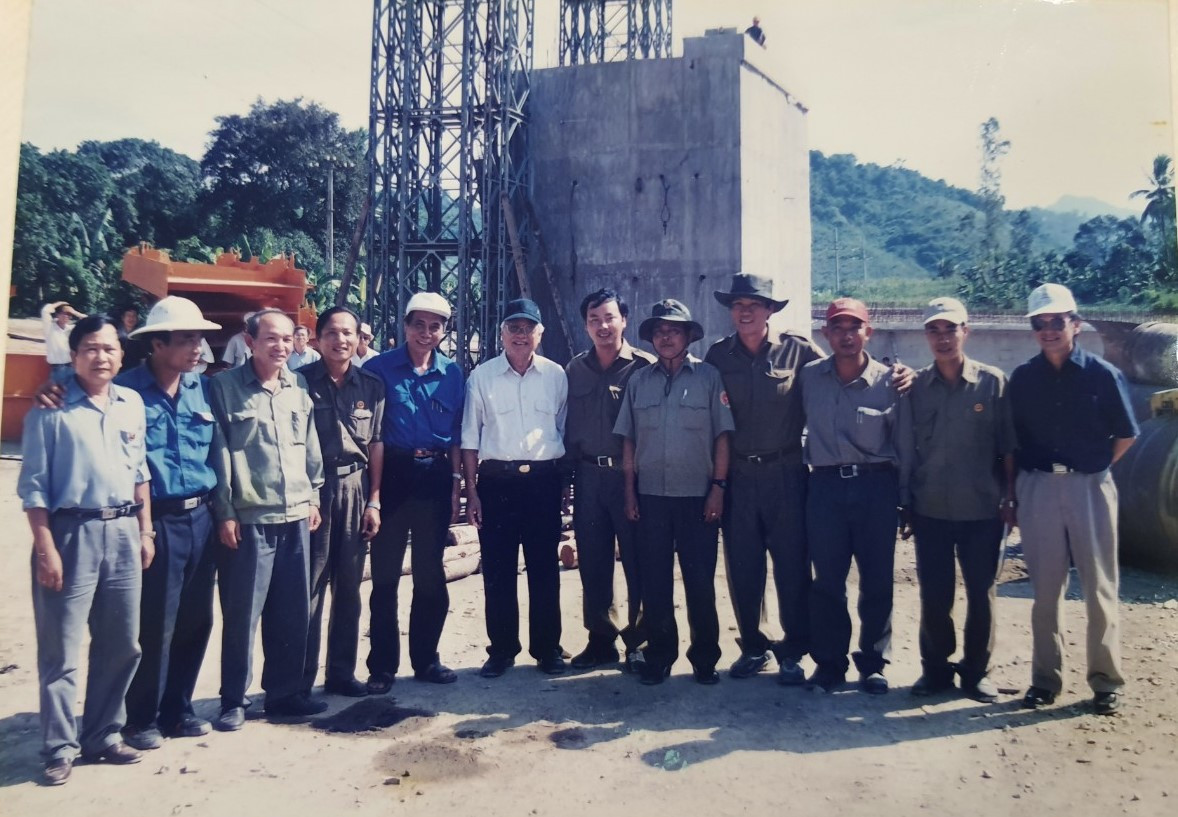 Thủ tướng Võ Văn Kiệt chụp hình kỷ niệm cùng cán bộ, kỹ sư, công nhân thi công đường Hồ Chí Minh. Ảnh: Tư liệu Thủ tướng Võ Văn Kiệt chụp hình kỷ niệm cùng cán bộ, kỹ sư, công nhân thi công đường Hồ Chí Minh. Ảnh: Tư liệu