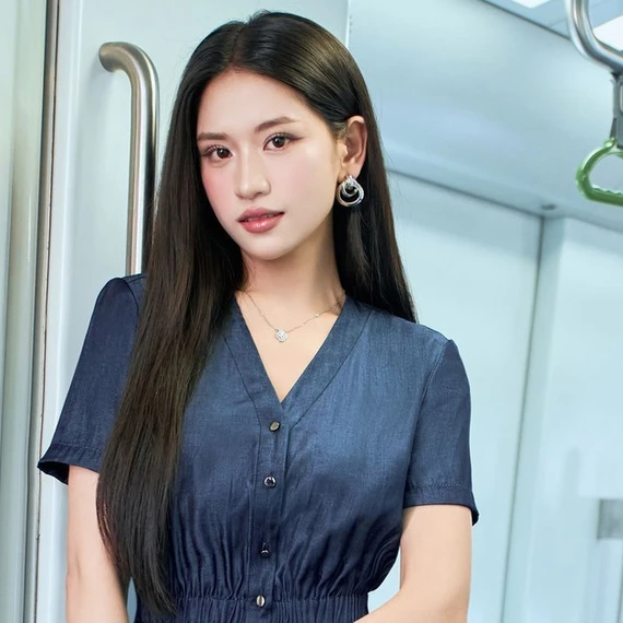 Chân váy denim, đầm denim dáng dài... làm mới tủ đồ công sở hiện đại