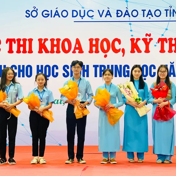 Phó Giám đốc Sở GD-ĐT Trần Bá Công tặng hoa chúc mừng 3 nhóm tác giả có dự án xuất sắc đại diện cho tỉnh tham gia cuộc thi cấp quốc gia. Ảnh: T.D