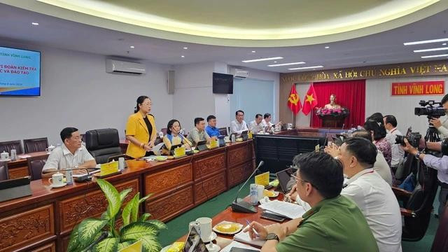 Bà Nguyễn Thị Quyên Thanh, Phó chủ tịch UBND tỉnh Vĩnh Long, phát biểu tại buổi làm việc với đoàn công tác của Bộ GD-ĐT Bà Nguyễn Thị Quyên Thanh, Phó chủ tịch UBND tỉnh Vĩnh Long, phát biểu tại buổi làm việc với đoàn công tác của Bộ GD-ĐT