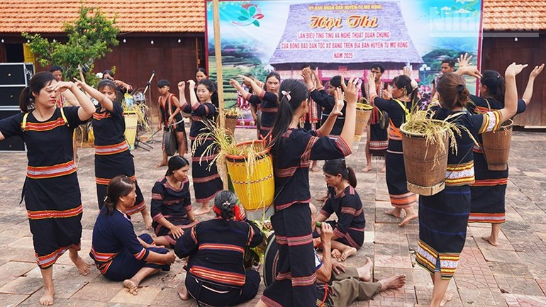 Điệu xoang tái hiện lễ ăn lúa mới của đồng bào Xơ Đăng, huyện Tu Mơ Rông. Điệu xoang tái hiện lễ ăn lúa mới của đồng bào Xơ Đăng, huyện Tu Mơ Rông.