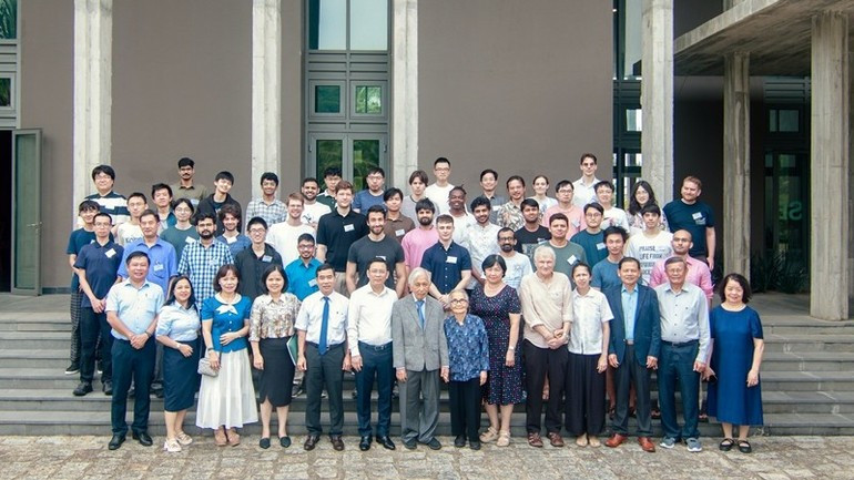 Các đại biểu chụp ảnh lưu niệm tại Trung tâm ICISE. Các đại biểu chụp ảnh lưu niệm tại Trung tâm ICISE.