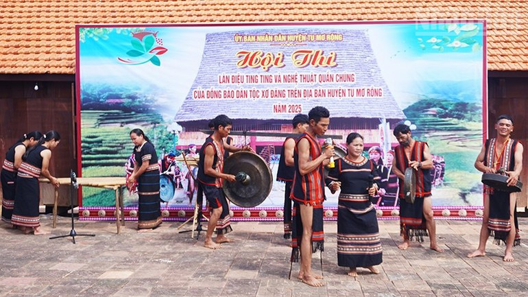 Một tiết mục làn điệu ting ting tham gia hội thi do huyện Tu Mơ Rông tổ chức. Một tiết mục làn điệu ting ting tham gia hội thi do huyện Tu Mơ Rông tổ chức.