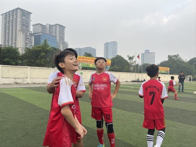Trẻ em muốn đá bóng ngày hè phải đi thuê sân từ các đơn vị kinh doanh. Ảnh: H.L Trẻ em muốn đá bóng ngày hè phải đi thuê sân từ các đơn vị kinh doanh. Ảnh: H.L