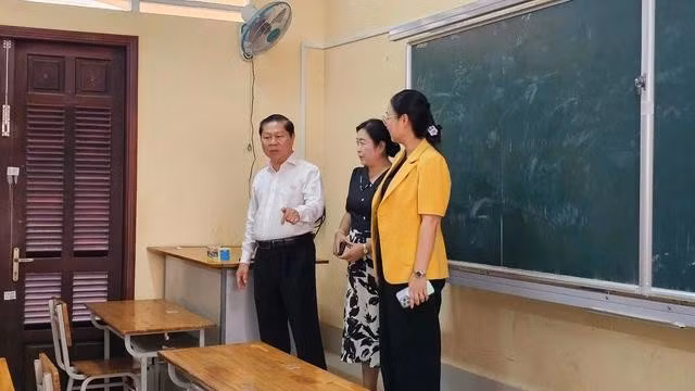 Đoàn kiểm tra các phòng thi