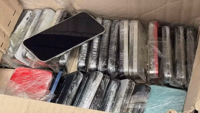 Tang vật là điện thoại thông minh nhãn hiệu iPhone đã qua sử dụng bị lực lượng chức năng thu giữ. (Ảnh: CHQ)