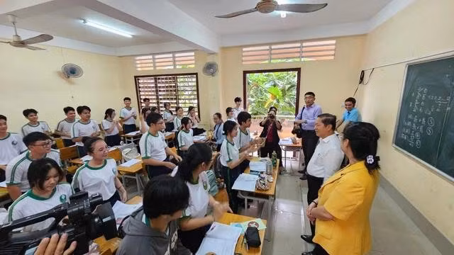 Đoàn kiểm tra đến thăm, động viên học sinh đang ôn thi tại Trường THPT Lưu Văn Liệt