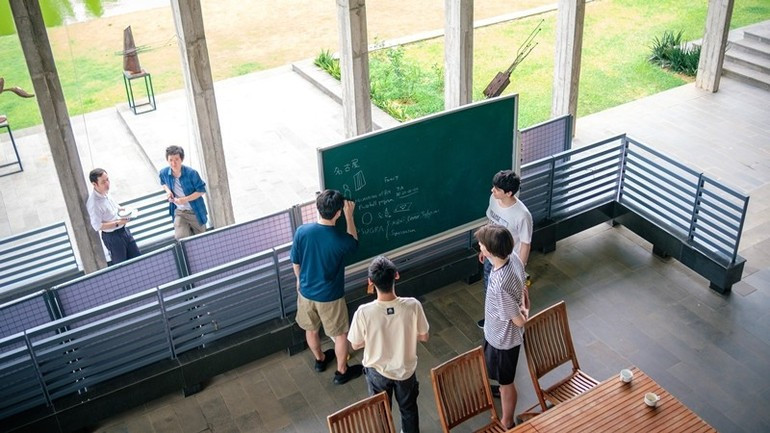 Trường hè là cơ hội cho các nhà khoa học trẻ Việt Nam thảo luận chuyên sâu về những tiến bộ mới nhất của lý thuyết lượng tử. Trường hè là cơ hội cho các nhà khoa học trẻ Việt Nam thảo luận chuyên sâu về những tiến bộ mới nhất của lý thuyết lượng tử.