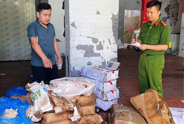 Lực lượng Công an kiểm tra, phát hiện gần 2,5 tấn thực phẩm đông lạnh không có hóa đơn, chứng từ chứng minh nguồn gốc xuất xứ. Lực lượng Công an kiểm tra, phát hiện gần 2,5 tấn thực phẩm đông lạnh không có hóa đơn, chứng từ chứng minh nguồn gốc xuất xứ.