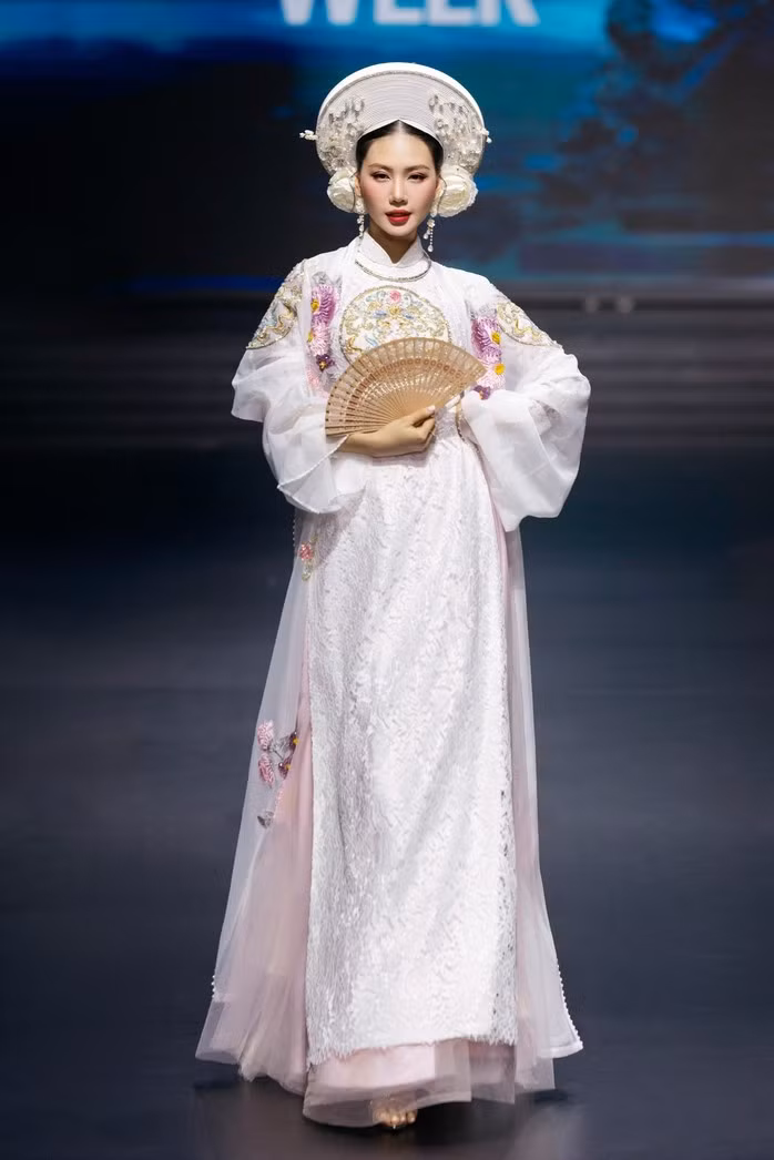 Bùi Quỳnh Hoa trong thiết kế của NTK Cao Minh Tiến