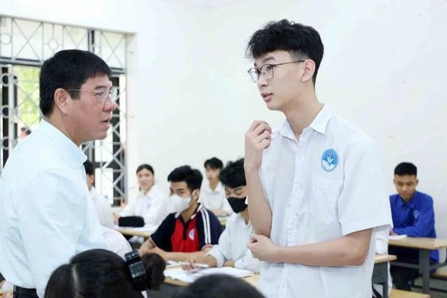 Ông Huỳnh Văn Chương, Cục trưởng Cục Quản lý chất lượng, trò chuyện với học sinh lớp 12 tỉnh Bắc Giang Ông Huỳnh Văn Chương, Cục trưởng Cục Quản lý chất lượng, trò chuyện với học sinh lớp 12 tỉnh Bắc Giang