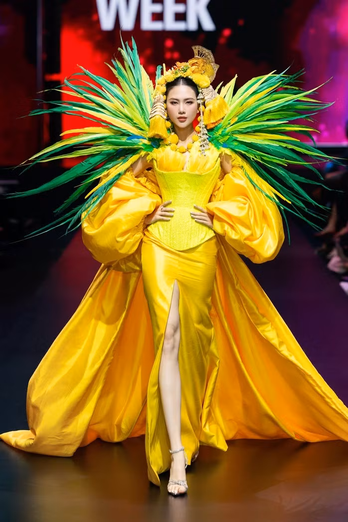 Hoa hậu Bùi Quỳnh Hoa khép lại màn trình diễn bùng nổ sắc màu “HOLI”