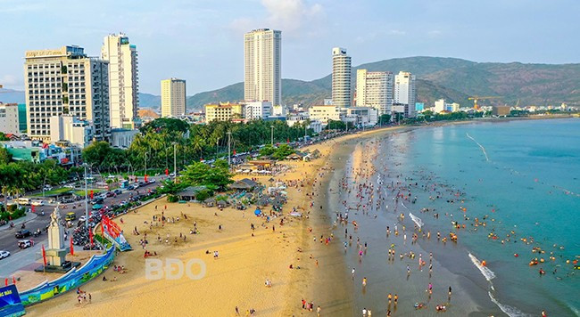 Bãi biển Quy Nhơn dọc tuyến đường Xuân Diệu và An Dương Vương chiều về thu hút rất đông người tắm biển. Ảnh: NGUYỄN DŨNG Bãi biển Quy Nhơn dọc tuyến đường Xuân Diệu và An Dương Vương chiều về thu hút rất đông người tắm biển. Ảnh: NGUYỄN DŨNG