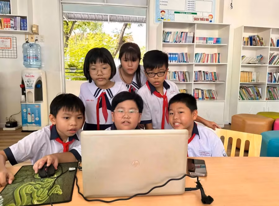 Cậu học trò lớp 6 Cáp Hoàng Dũng (giữa) truyền đam mê và tinh thần chuyển đổi số đến bạn bè