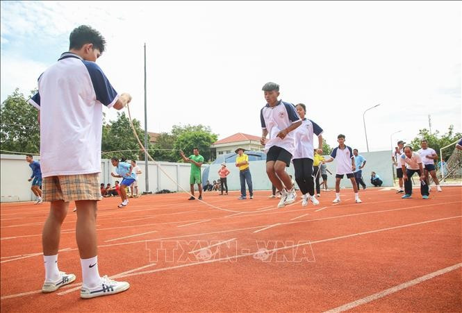 Các em học sinh hào hứng tham gia hoạt động thể thao trong dịp hè. Các em học sinh hào hứng tham gia hoạt động thể thao trong dịp hè.