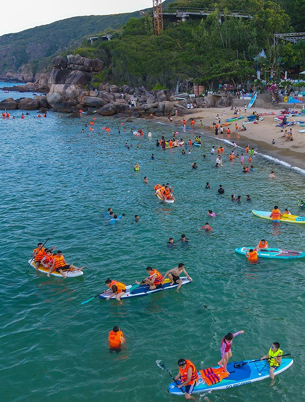 Khu vực bãi biển gành Dưới ở xã Nhơn Hải, TP Quy Nhơn là địa điểm tắm biển an toàn được nhiều du khách tìm đến “giải nhiệt” mùa hè. Ảnh: ĐOAN NGỌC Khu vực bãi biển gành Dưới ở xã Nhơn Hải, TP Quy Nhơn là địa điểm tắm biển an toàn được nhiều du khách tìm đến “giải nhiệt” mùa hè. Ảnh: ĐOAN NGỌC