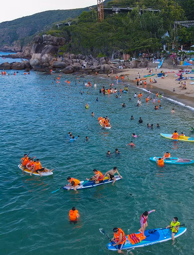 Khu vực bãi biển gành Dưới ở xã Nhơn Hải, TP Quy Nhơn là địa điểm tắm biển an toàn được nhiều du khách tìm đến “giải nhiệt” mùa hè. Ảnh: ĐOAN NGỌC